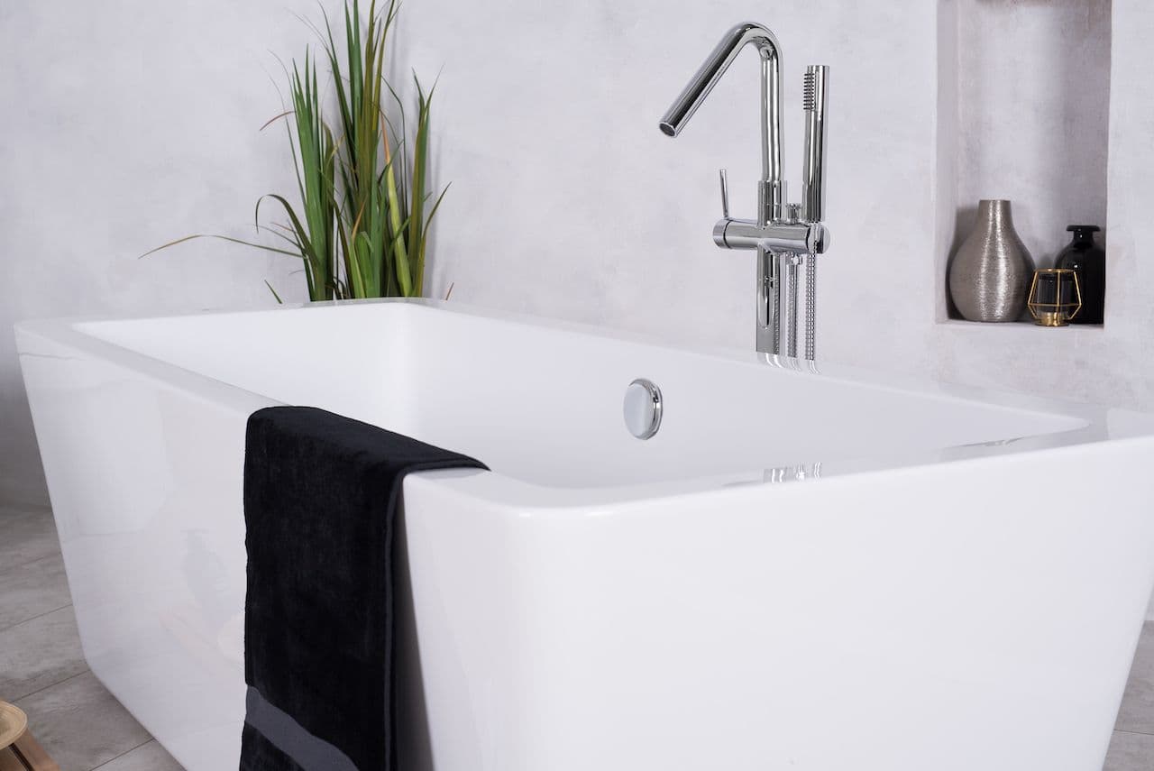 Fiberglass vs Acrylic Tubs: Which Is Better for Your Bathroom?