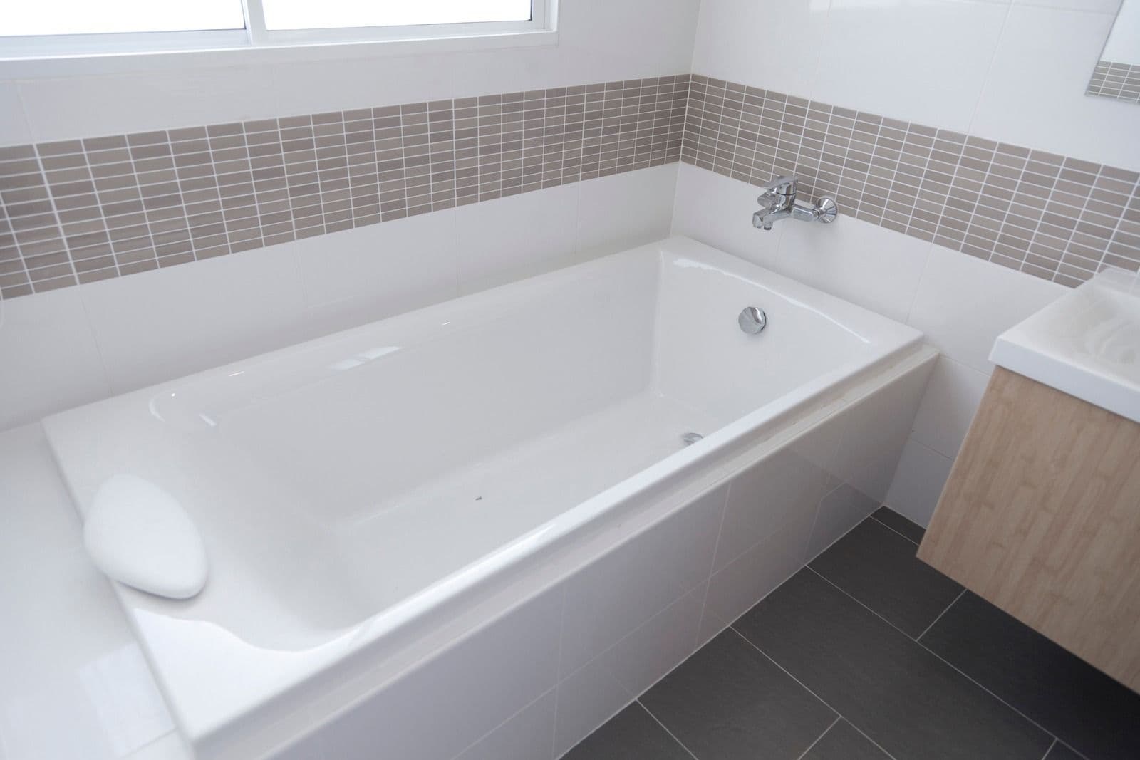 imgi_51_acrylic-bathtub-after-bathtub-remodel-in-springfield-mo.jpg