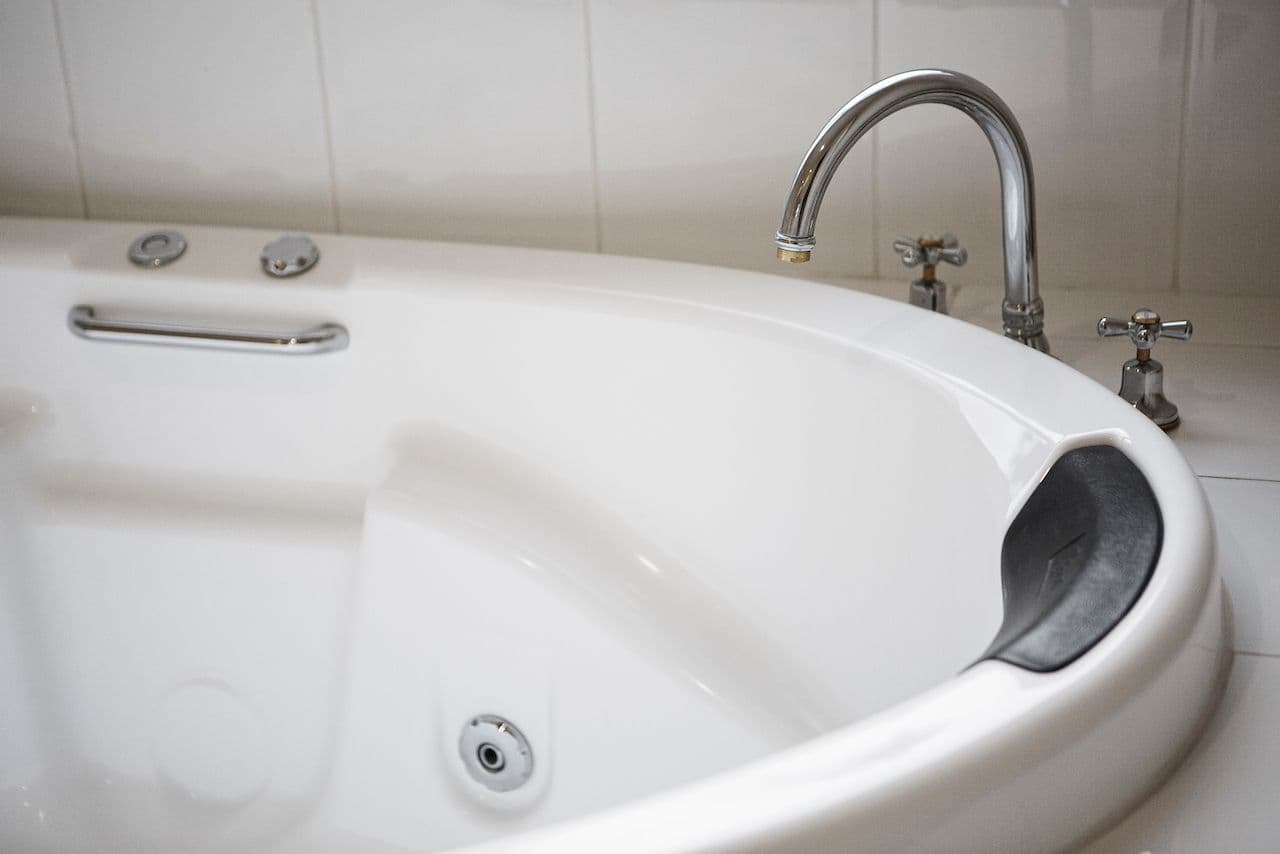 Fiberglass vs Acrylic Tubs: Which Is Better for Your Bathroom?
