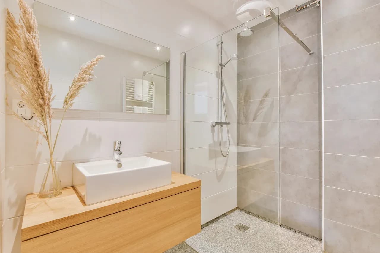 Shower Inserts vs. Custom Shower Walls: Which Is Best for Your Space?