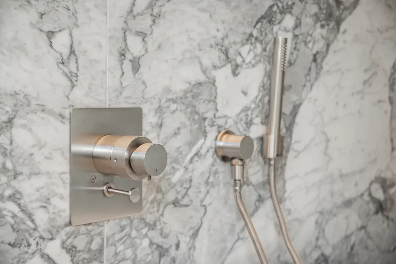 Shower Inserts vs. Custom Shower Walls: Which Is Best for Your Space?