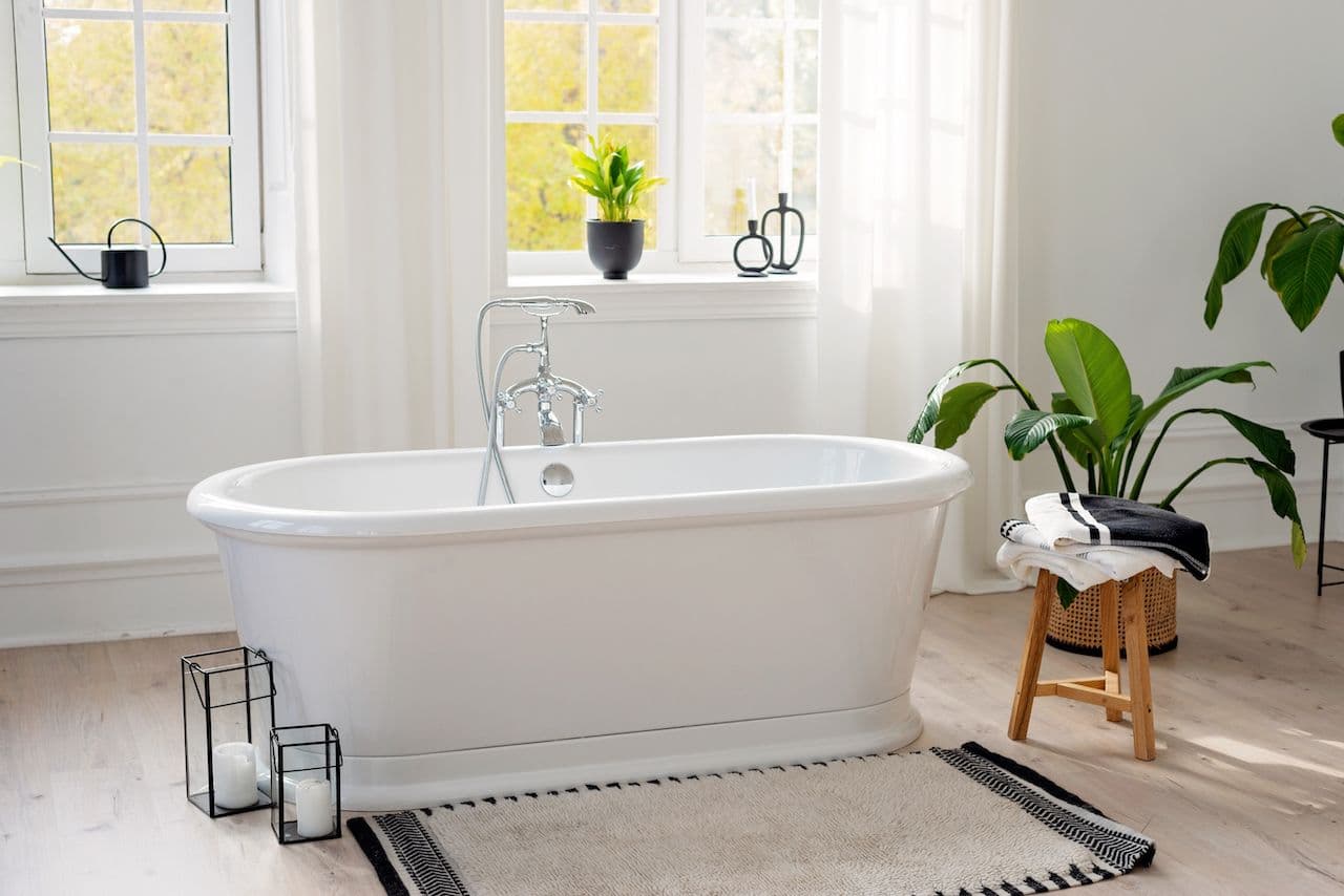Fiberglass vs Acrylic Tubs: Which Is Better for Your Bathroom?