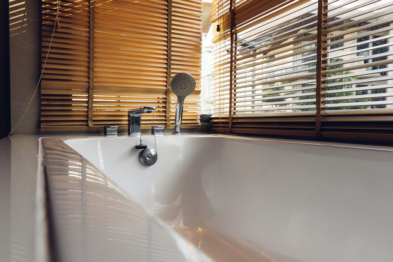Fiberglass vs Acrylic Tubs: Which Is Better for Your Bathroom?