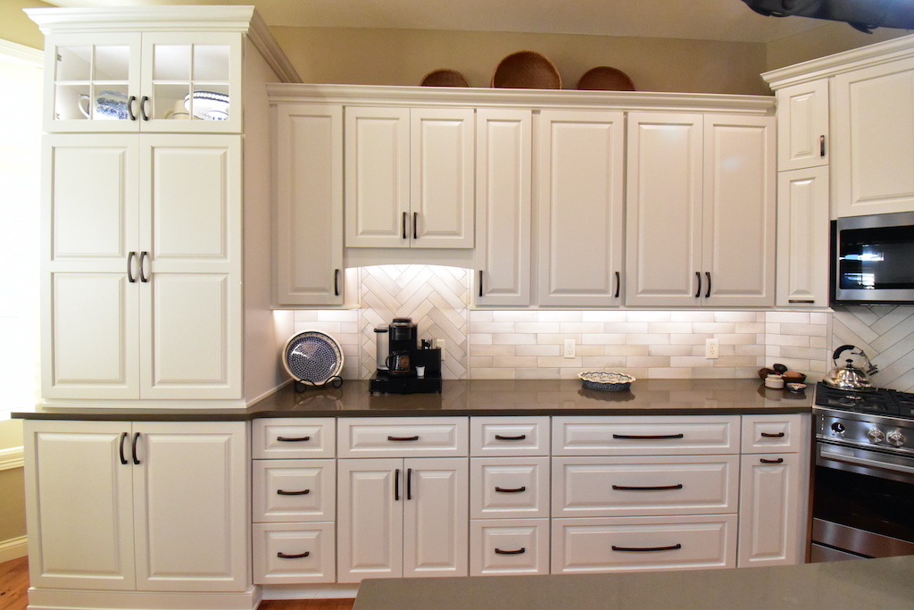 Get top tier kitchen cabinet remodeling with new white cabinets